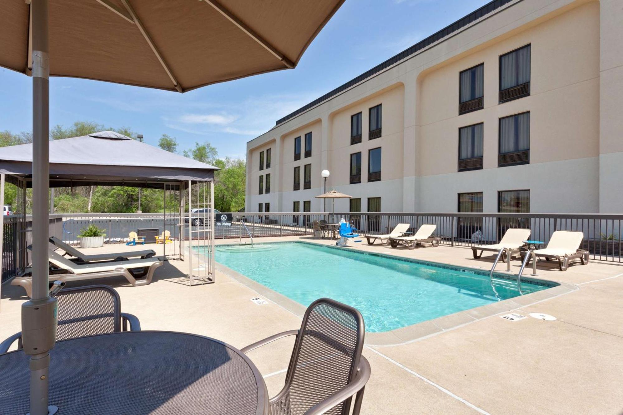 Hampton Inn Joplin Exterior photo
